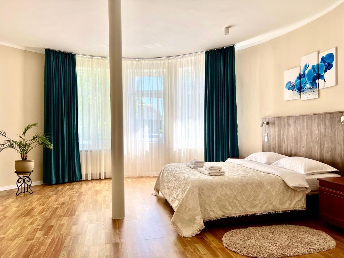 Авіа Lägenhet Uzjhorod Exteriör bild