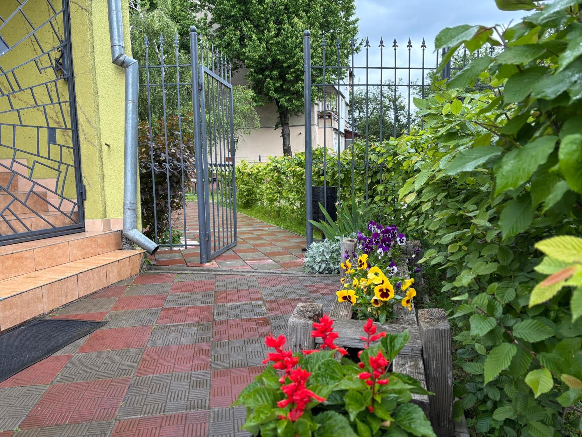 Авіа Lägenhet Uzjhorod Exteriör bild